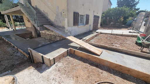 Coulage béton pour création d'une entrée de villa