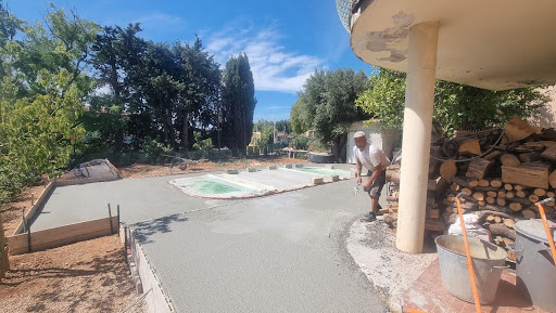 Coulage béton pour création de plage de piscine