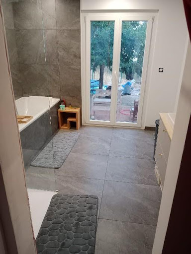 Pose de carrelage dans une salle de bain VAR
