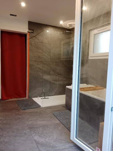 Pose de carrelage dans une salle de bain VAR